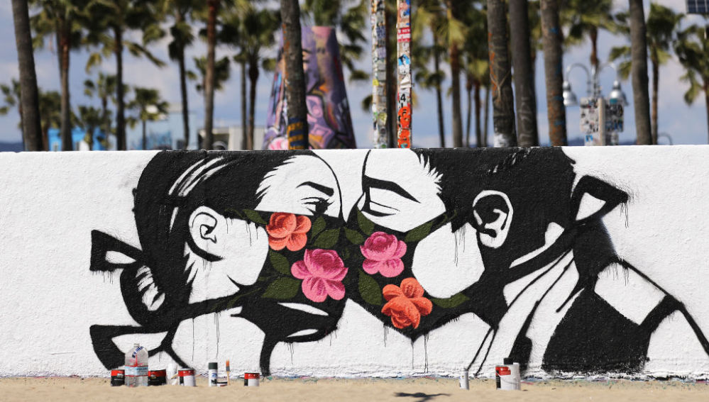 muestra como el coronavirus también contagia arte urbano